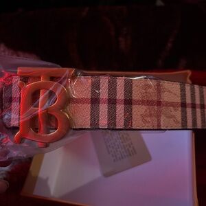Burberry iconic Beige belt with gold buckle 110cm
(Refurbished)